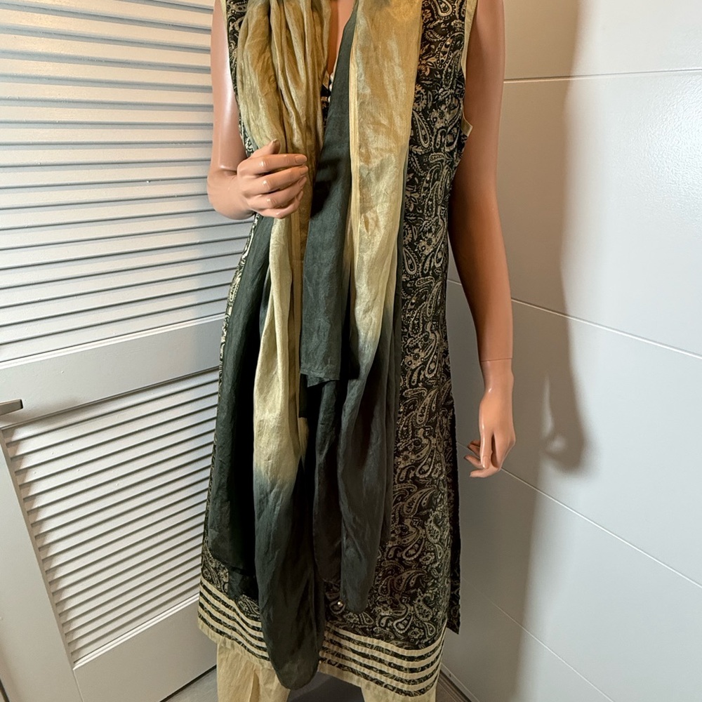Elegant Black and Gold Paisley Kurta Set. - Picture 3 of 13